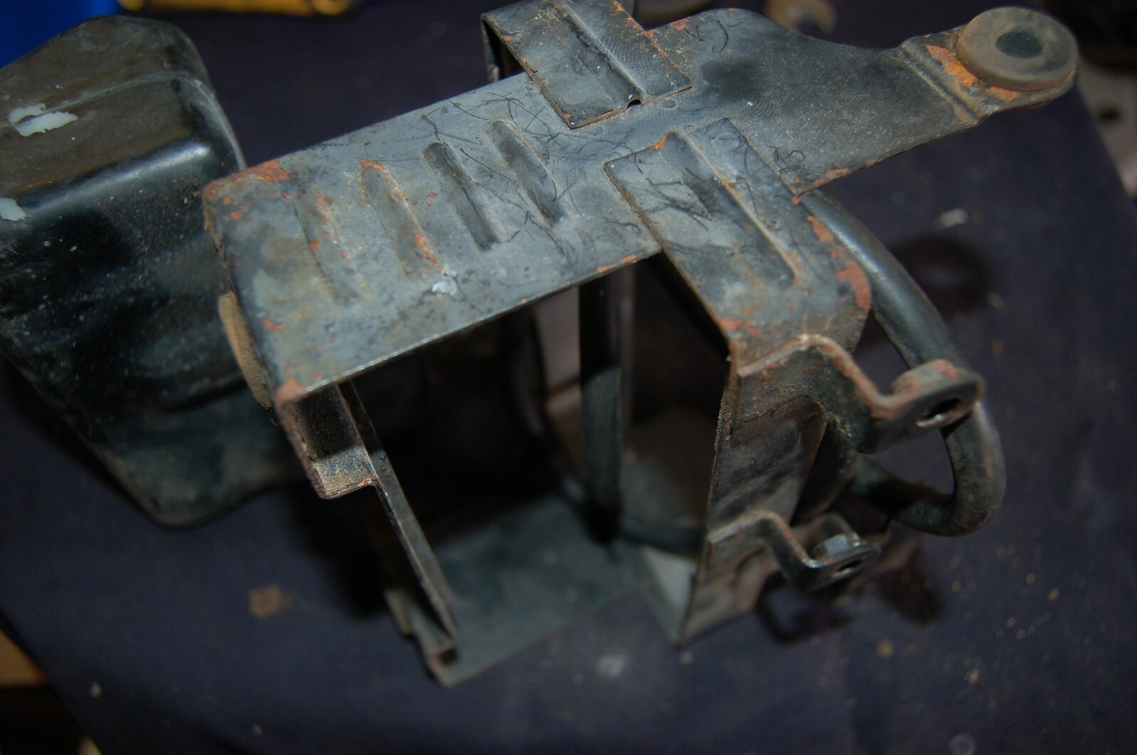 SUZUKI GSX400 – 1992 – Battery box & overflow tank – As shown in pictures.