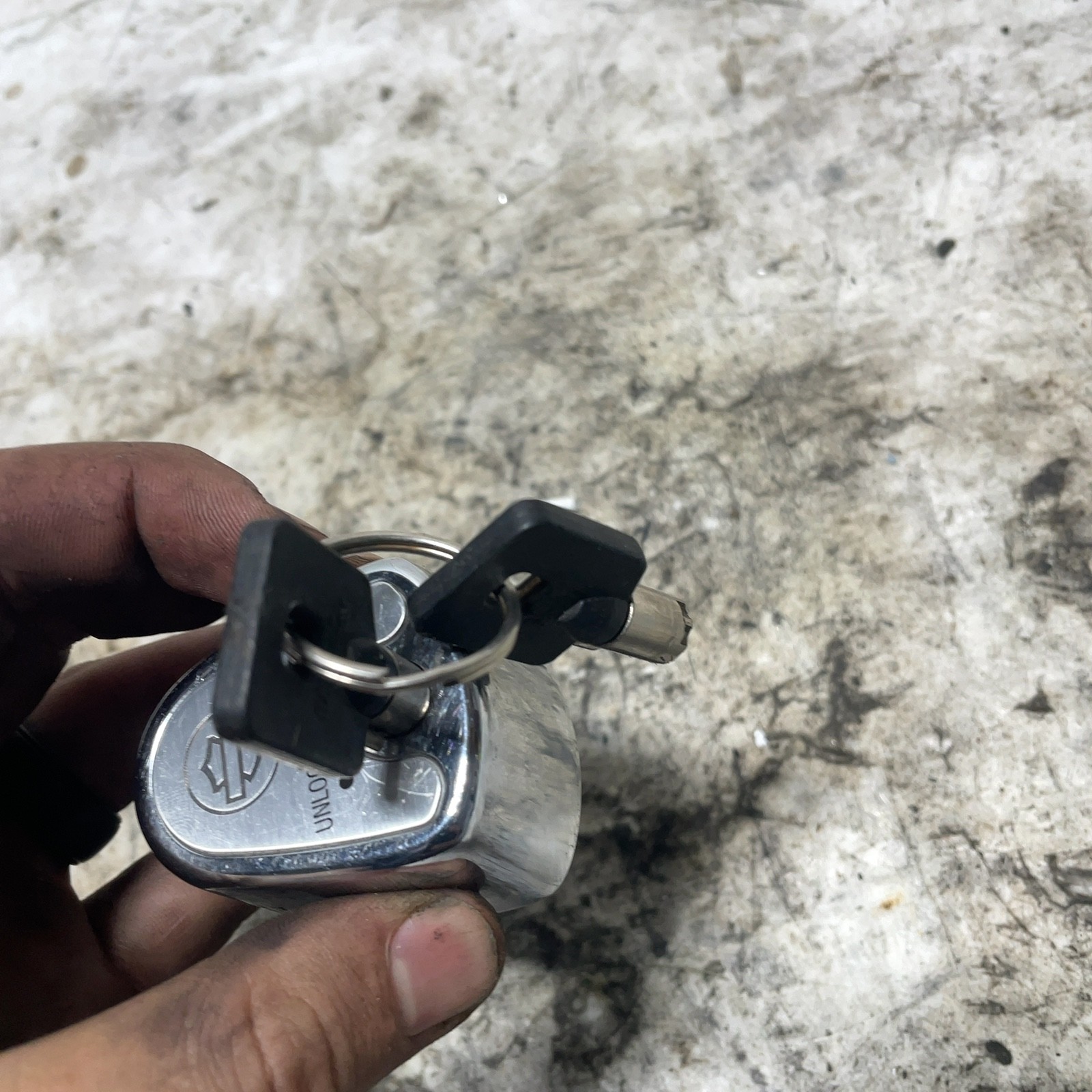 03-13 Harley Touring OEM Ignition Switch Knob w/ Two Keys Chrome