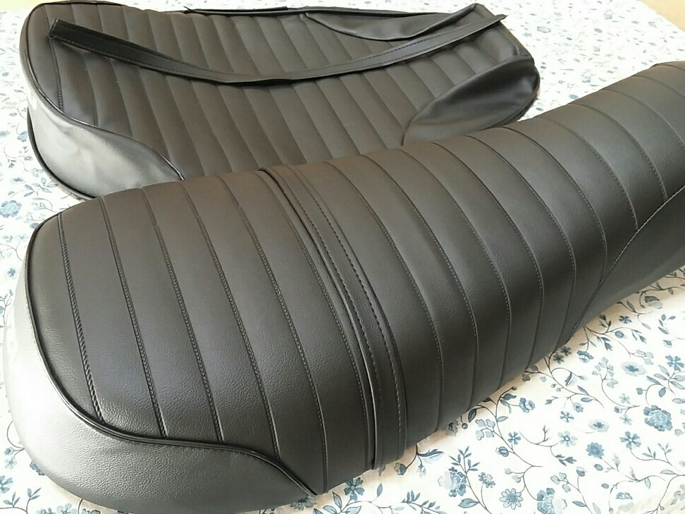 SUZUKI RV90 RV125 1972 TO 1977 SEAT COVER WITH STRAP WHITE LOGO (S25)