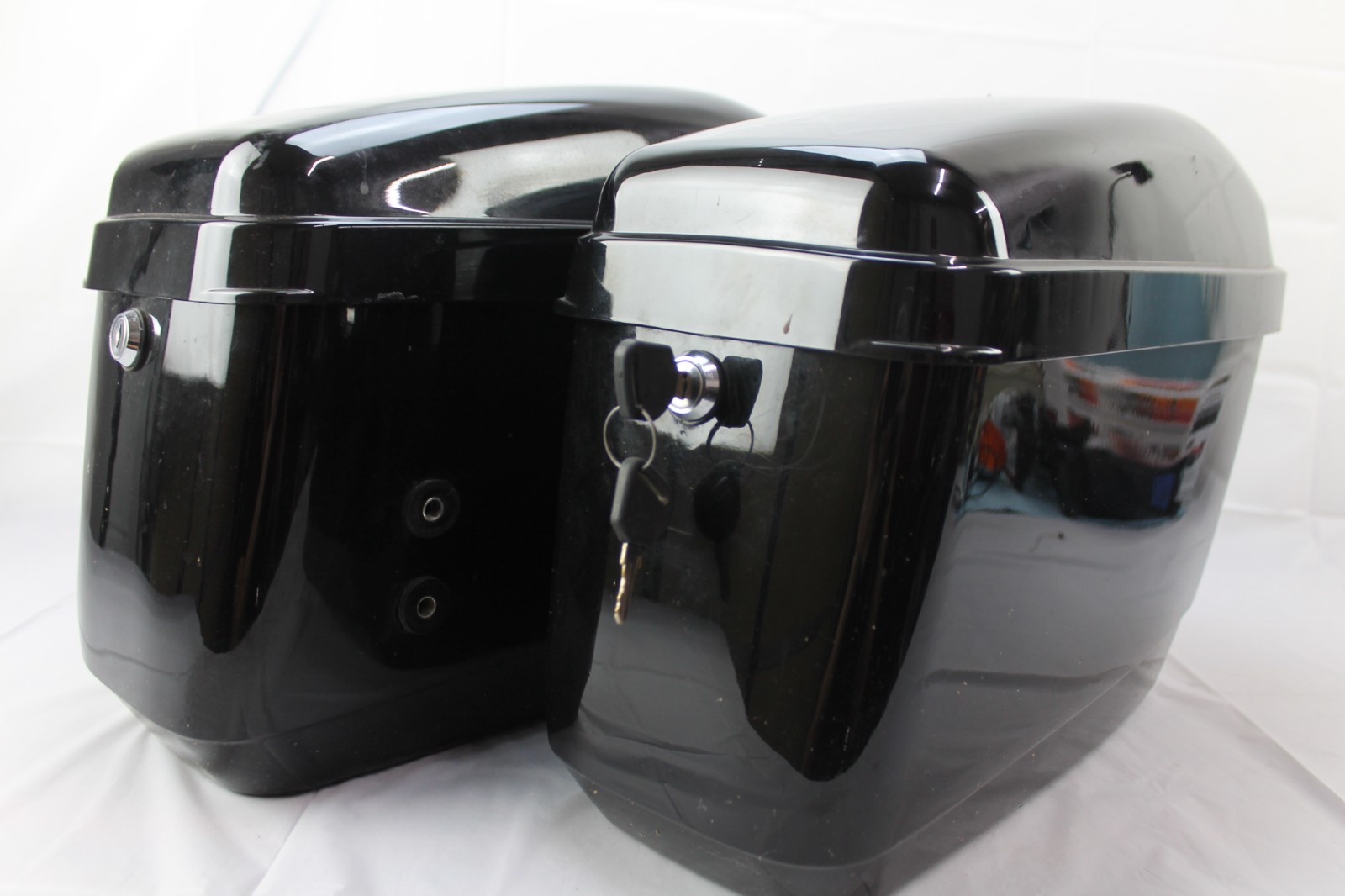 UNIVERSAL HARD PLASTIC LOCKABLE SADDLEBAGS WITH KEY