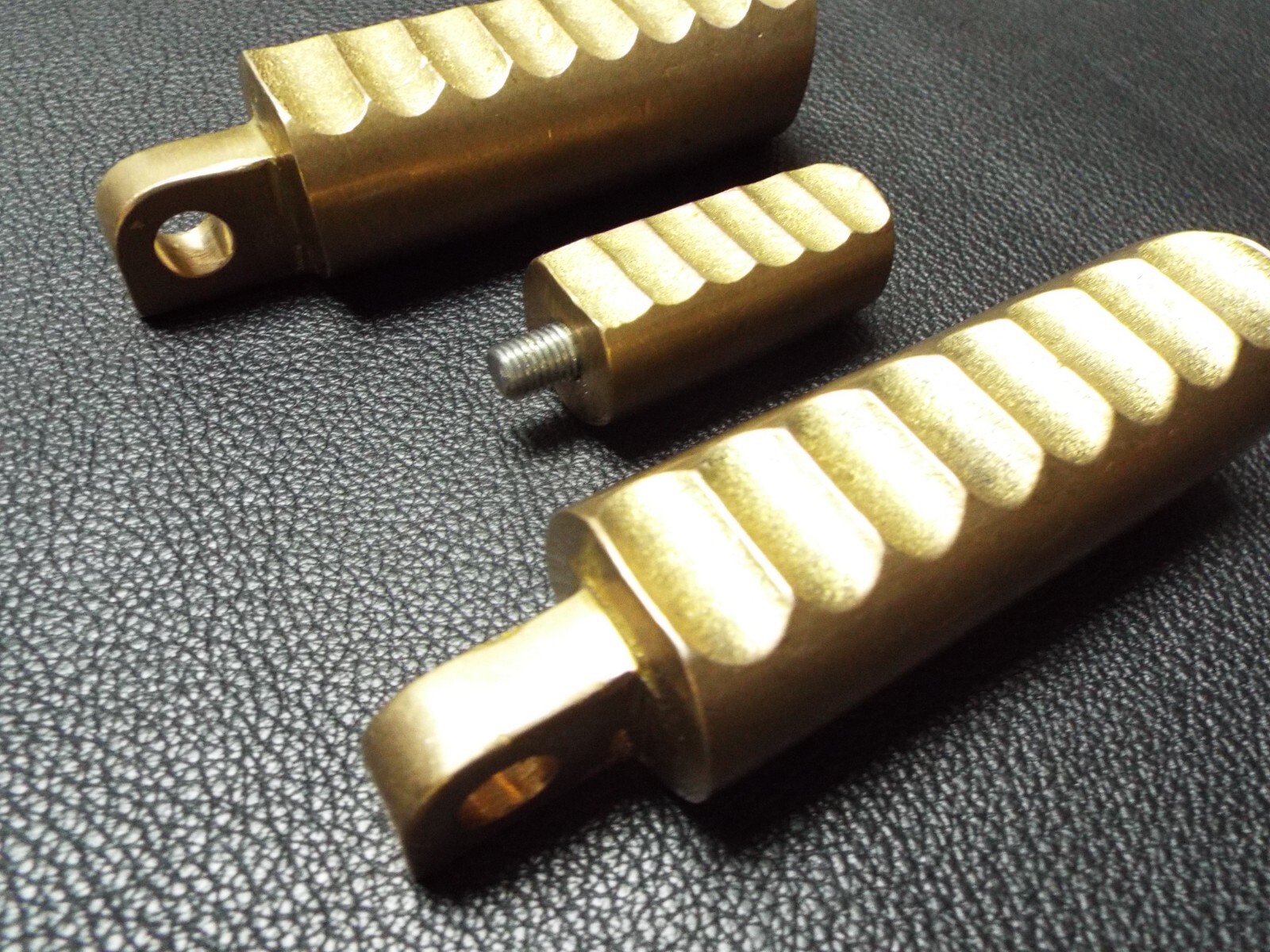 Scalloped Style Brass Foot Pegs w/ Shift Peg for Harley Davidson