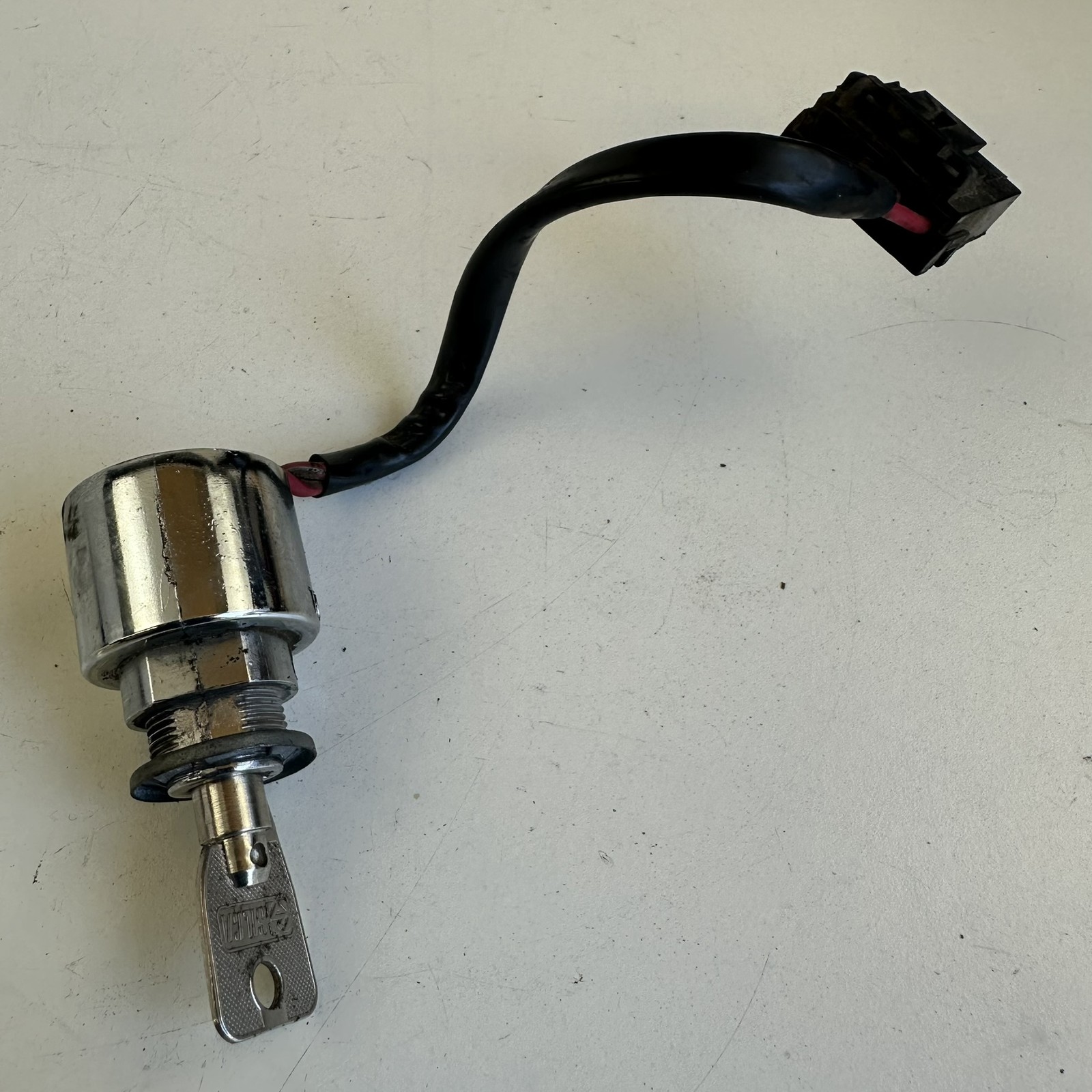 Harley Davidson DYNA SUPER GLIDE (FXD) 1995 Ignition lock and key as shown