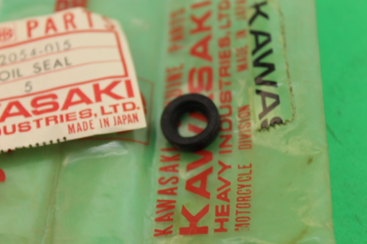 NOS Kawasaki Oil Seal 1974-1975 G4TR 1976 KV100 PART# 92054-015