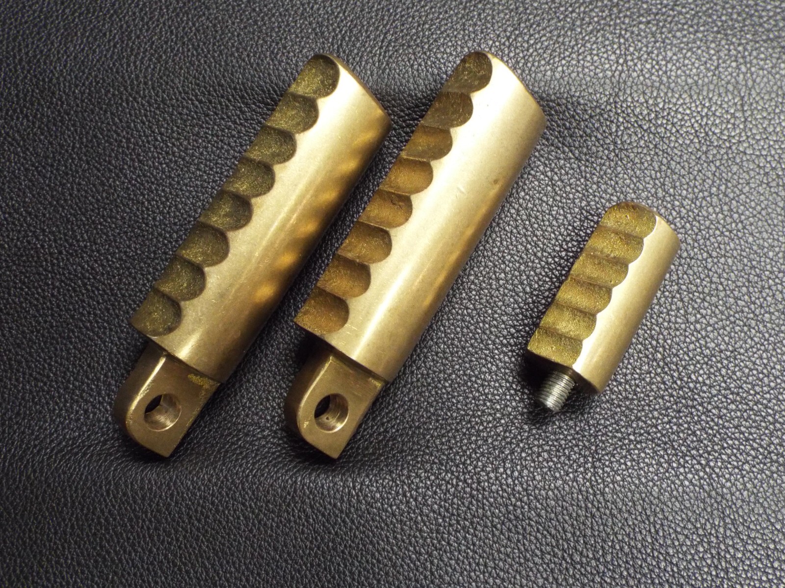 Scalloped Style Brass Foot Pegs w/ Shift Peg for Harley Davidson