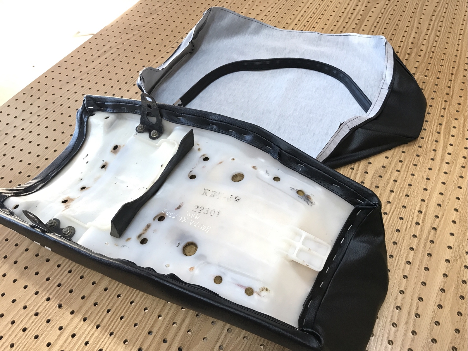HONDA XL250R XL500R SEAT COVER 1982 MODEL + STRAP (H*-191)