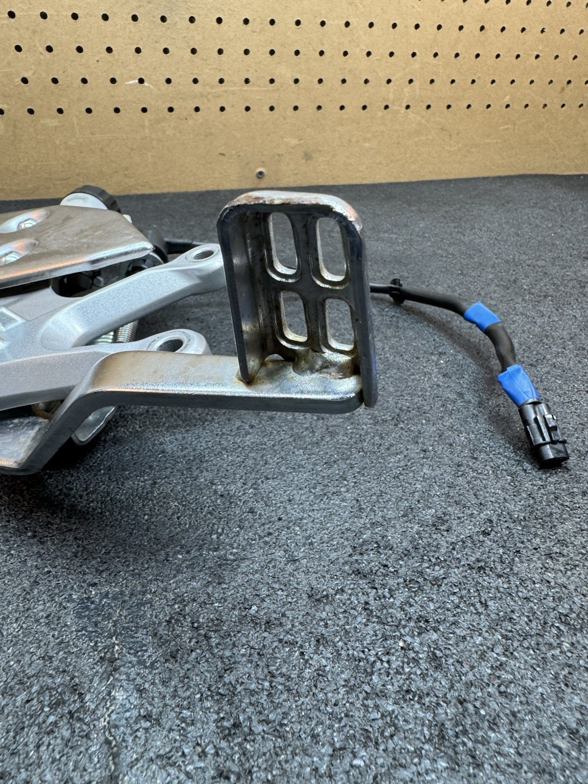 20-24 YAMAHA MT-03 RIGHT REARSET REAR SET DRIVER FOOT PEG Brake Pedal NICE