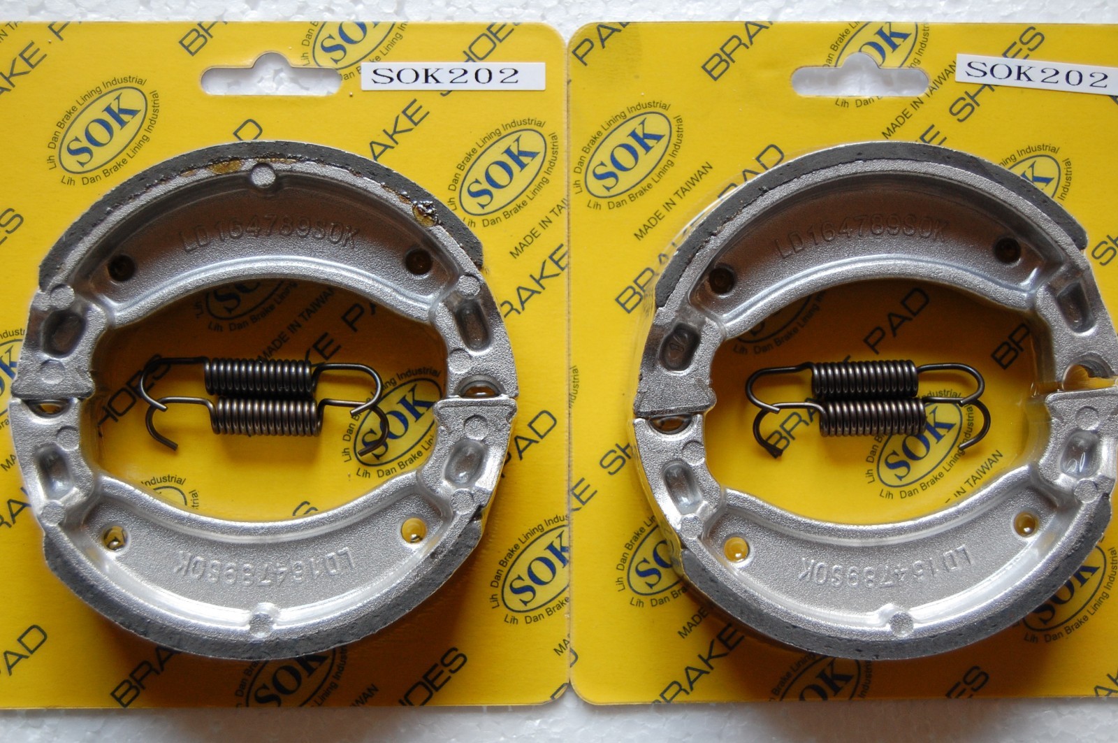 FRONT&REAR BRAKE SHOES+Springs fit YAMAHA CV 80 Riva Beluga 1982-1989 CV80