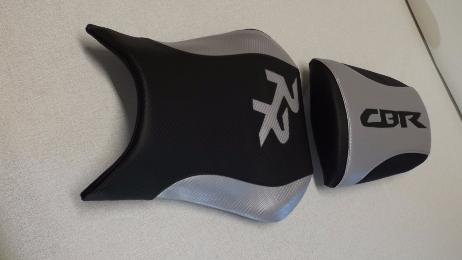 HONDA 2005/2006 CBR600RR BLACK VINYL CF TEXTURE/SILVER FRONT & REAR SEAT COVERS