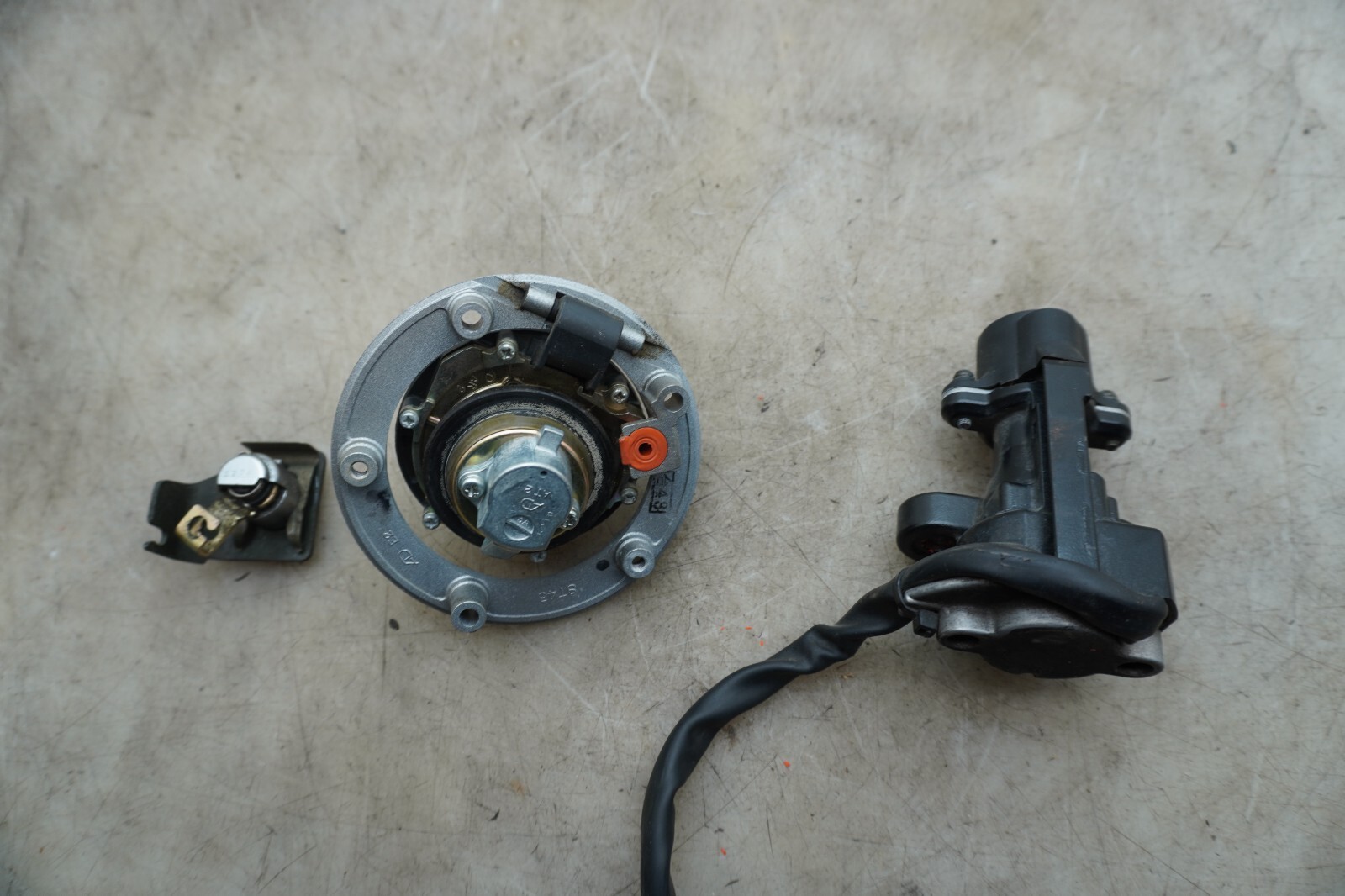 05 SUZUKI GSXR 1000 IGNITION KEY LOCKSET E-3689