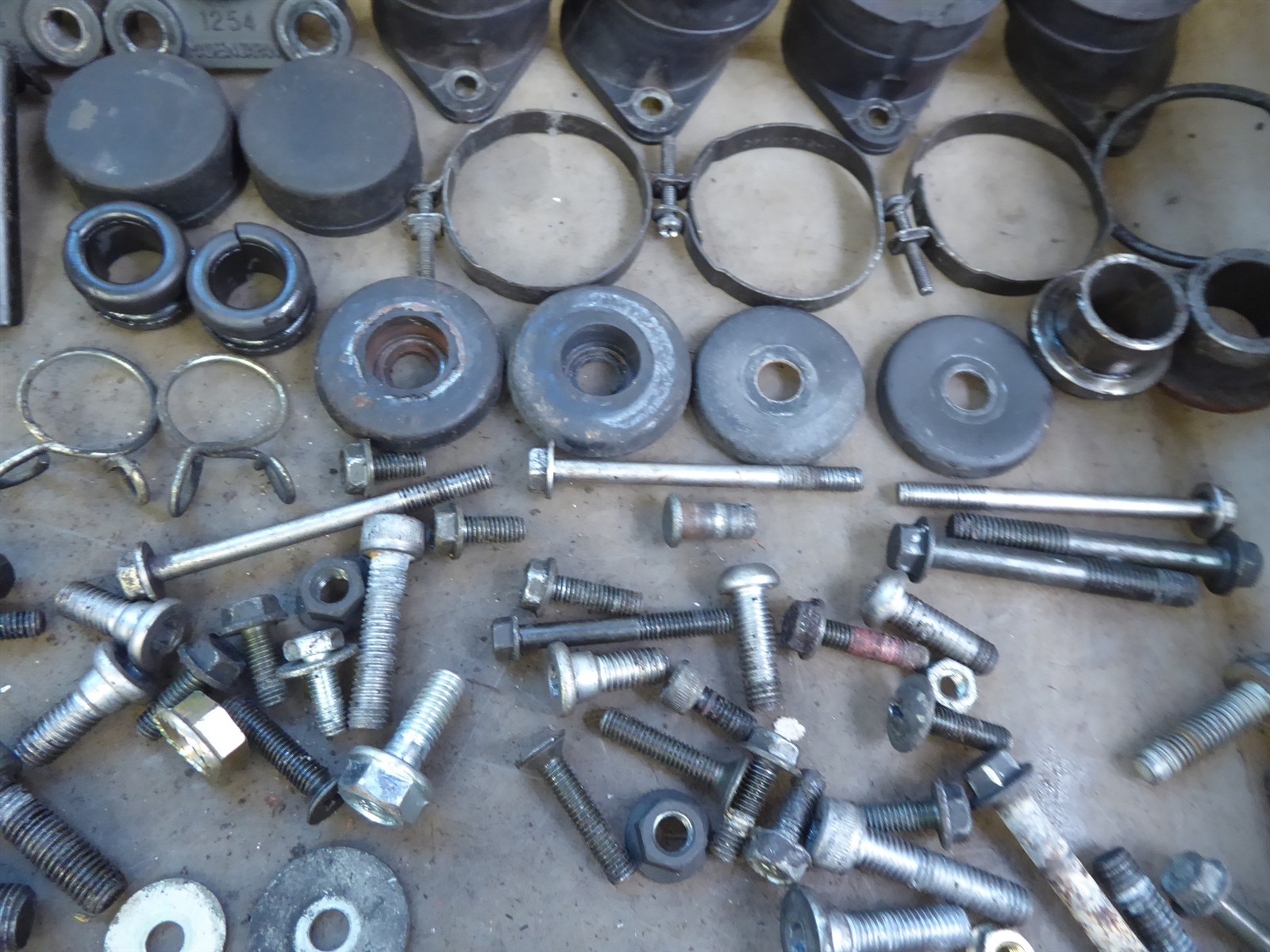 2000 Kawasaki ZR750F Zephyr K20852) misc bike bolts parts mounts brackets