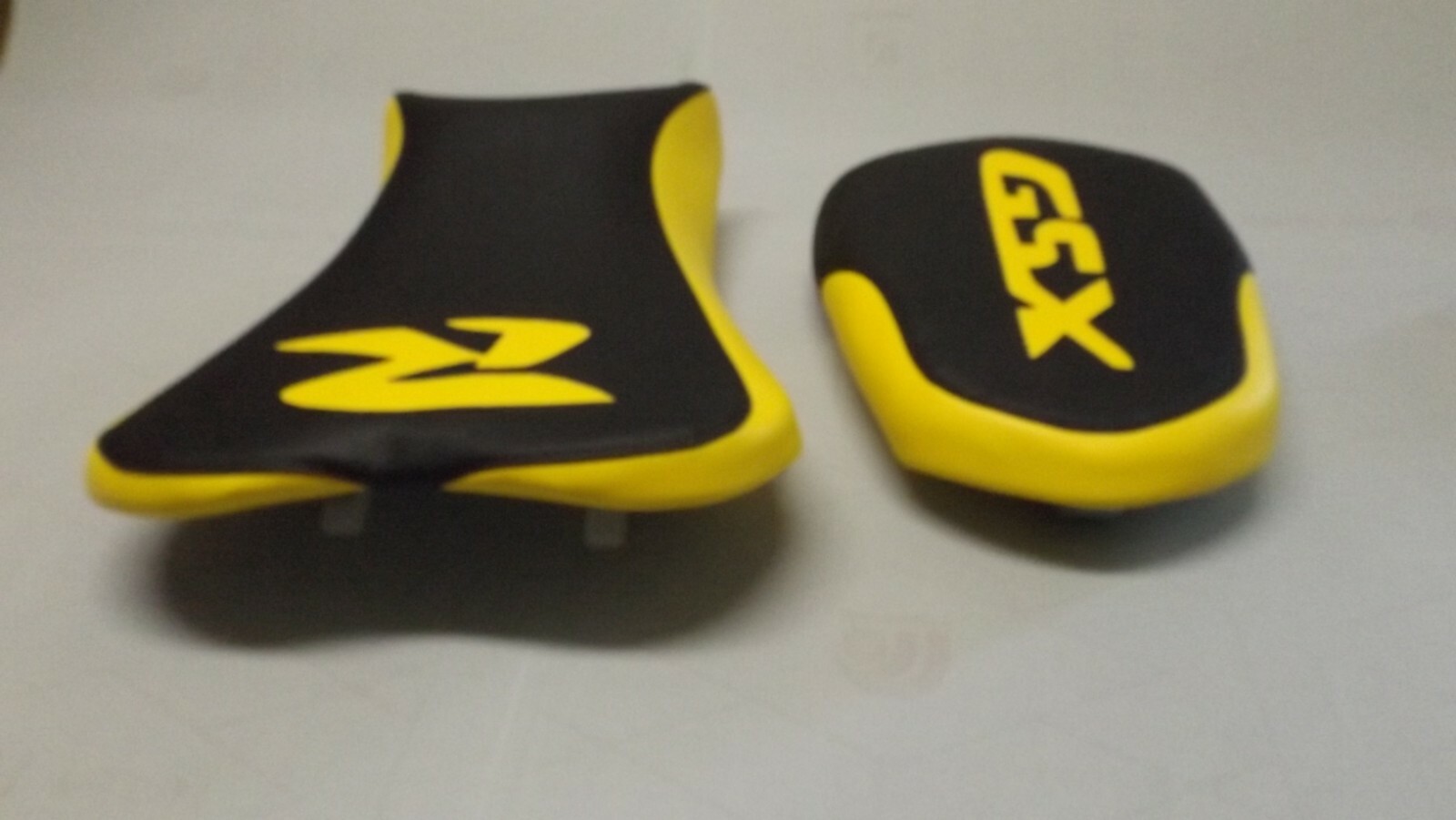 BLACK CARBON FIBER/YELLOW FRONT/REAR SEAT COVERS WILL FIT SUZUKI 600R/750R 06/07