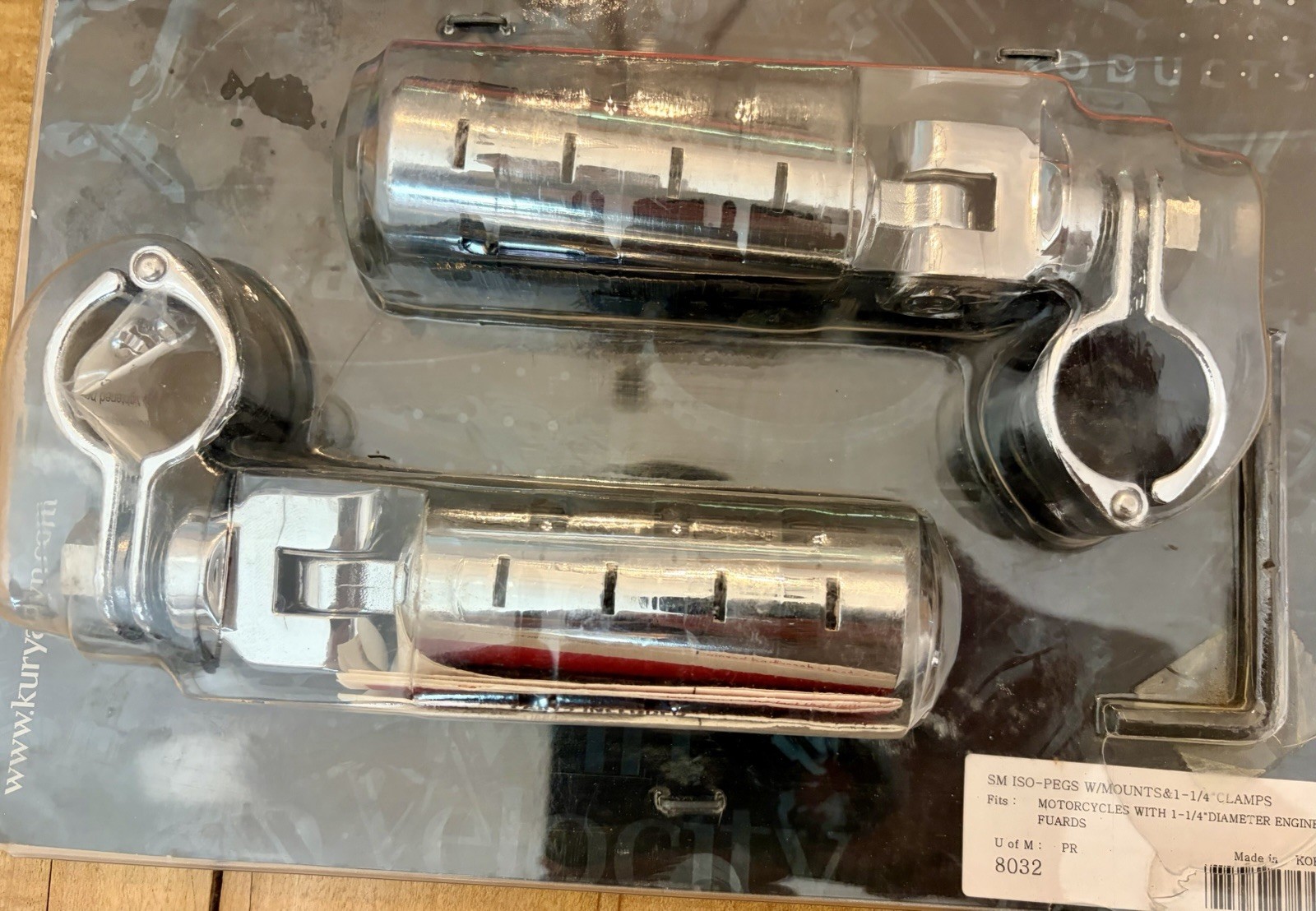 Kuryakyn 8032 Magnum Quick Clamp 1-1/4in with Small ISO Highway Peg Pair