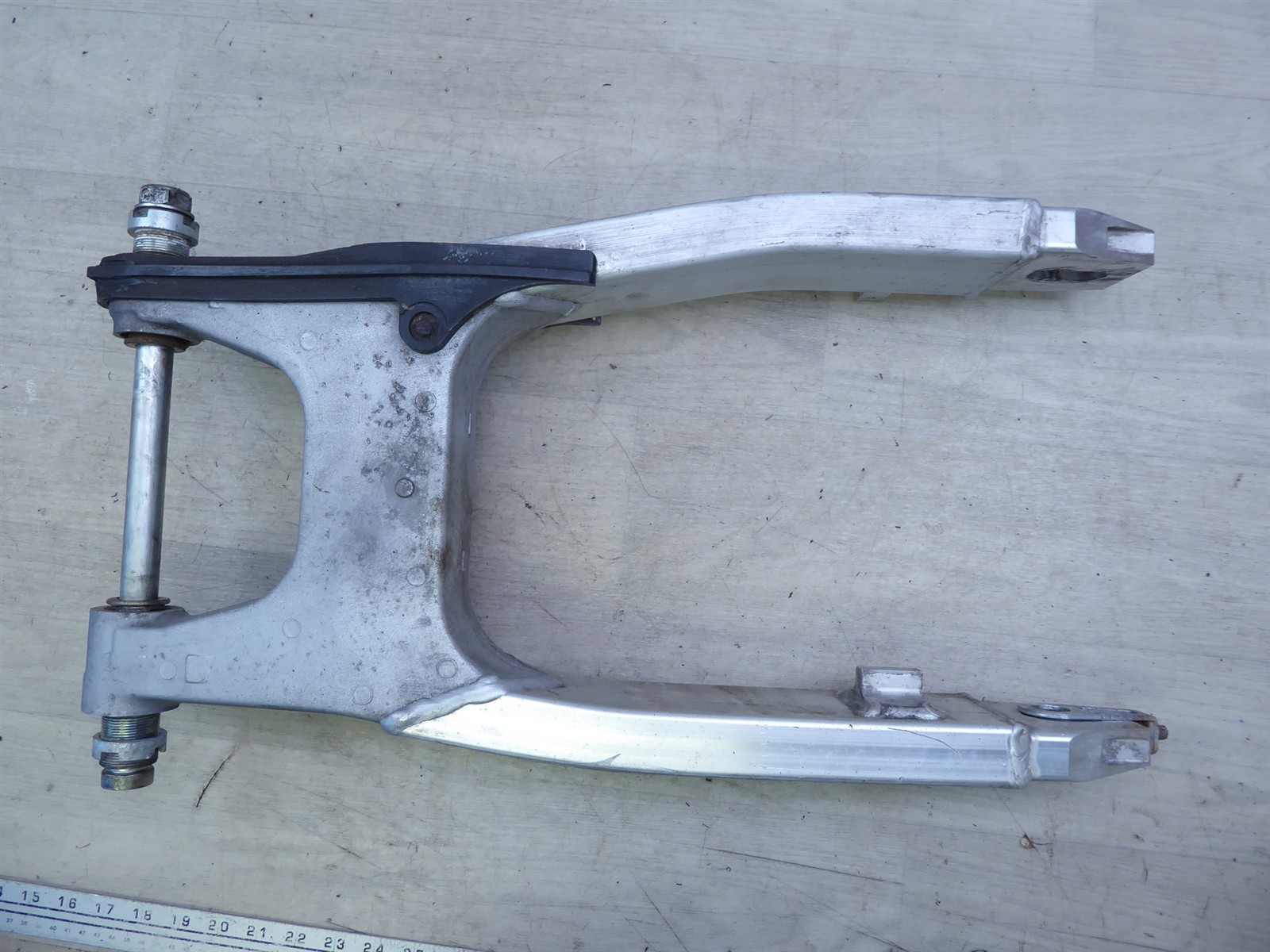 2000 Honda CBR600 F4 H20869) rear swingarm swing arm with mount bolt