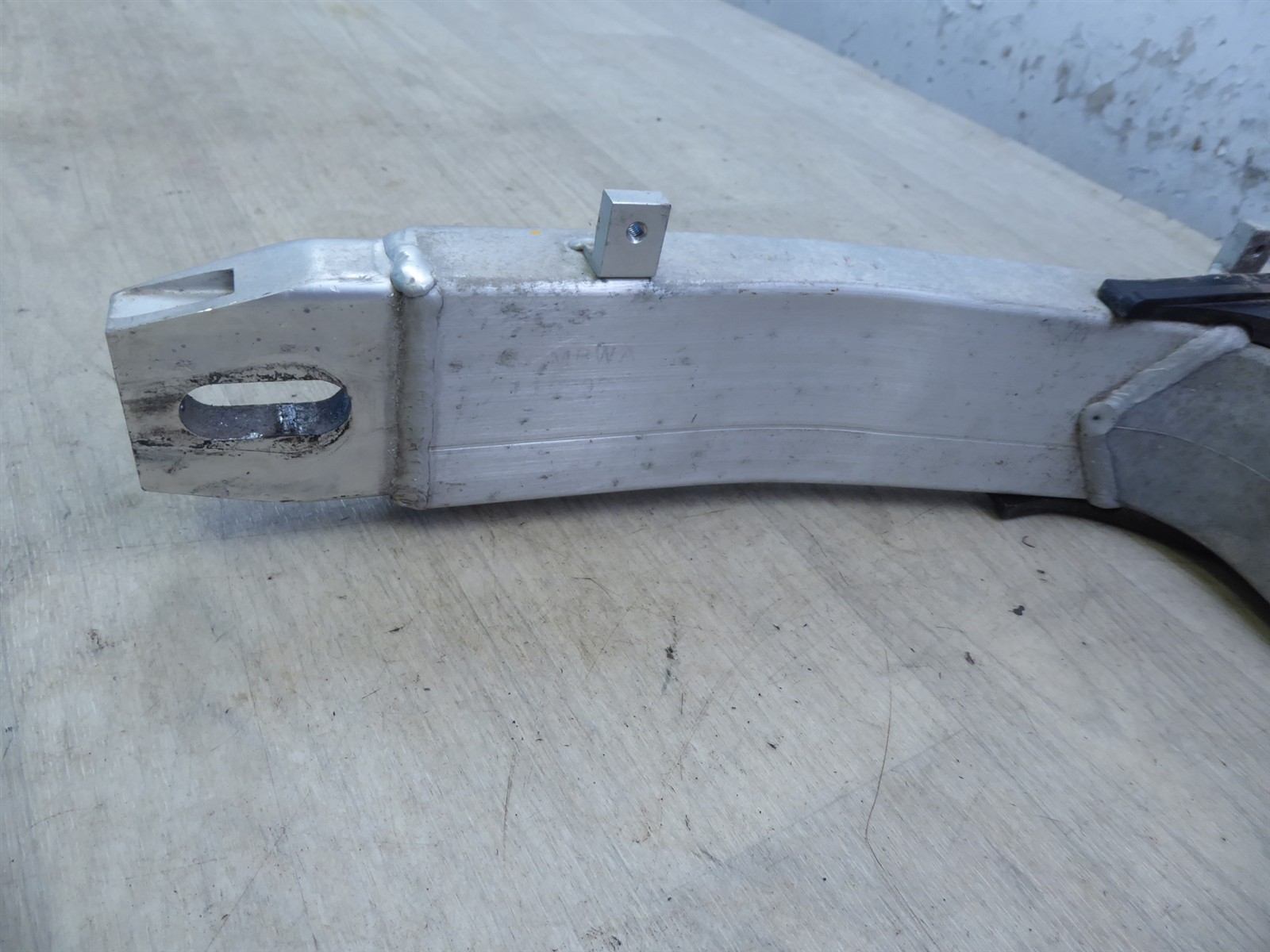 2000 Honda CBR600 F4 H20869) rear swingarm swing arm with mount bolt