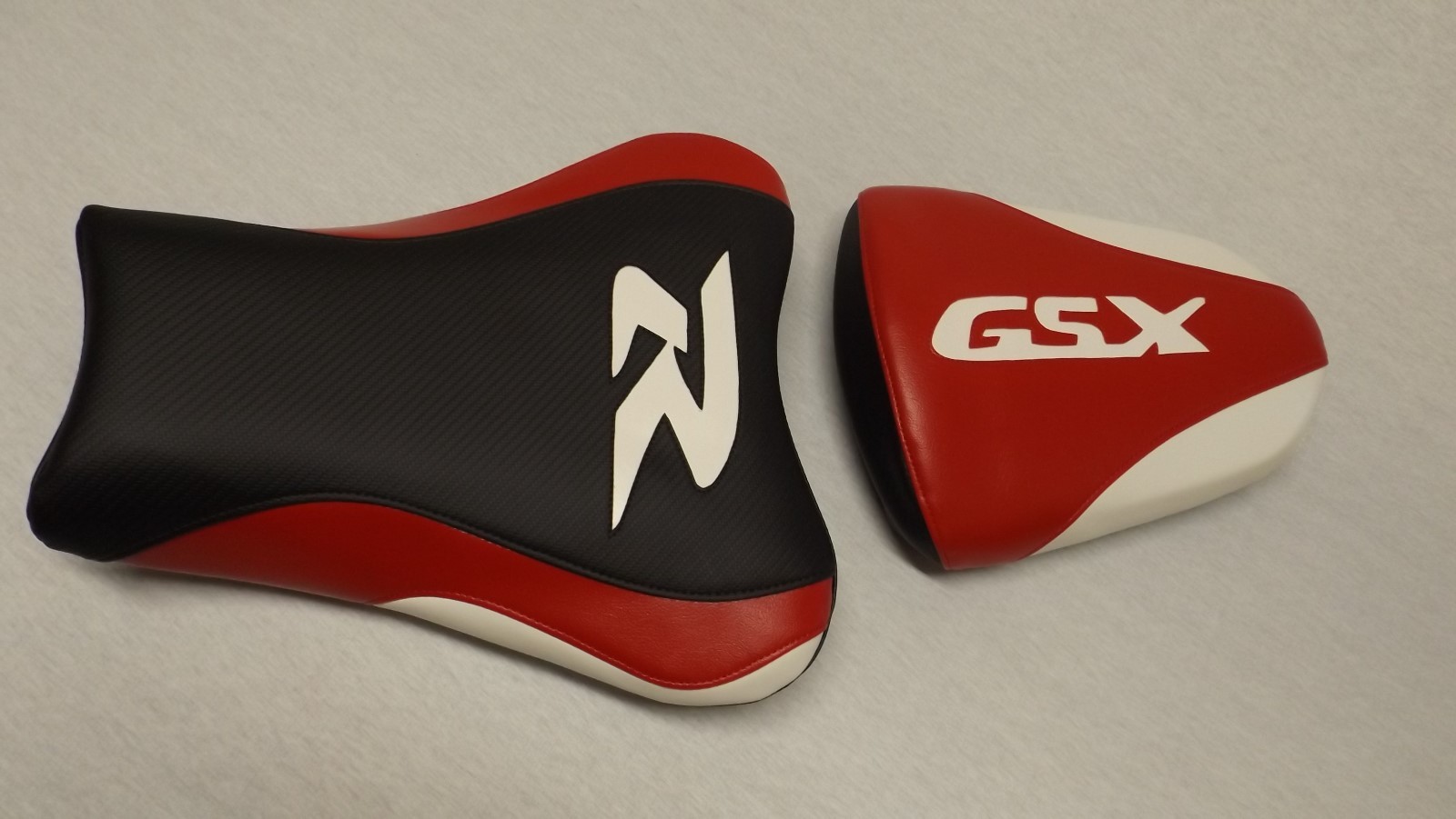 FRONT/REAR SEAT COVERS BLACK CARBON FIBER/RED/WHITE FIT SUZUKI GSX1000R 2005/06