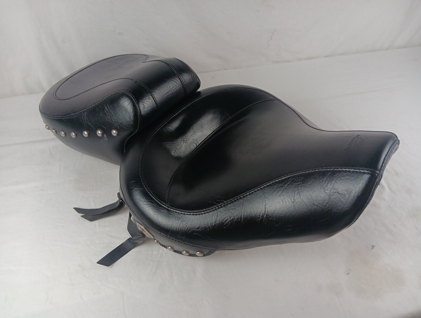 MUSTANG FOR HARLEY DAVIDSON 91-05 STUDDED CONCHO WIDE TOURING DYNA SEAT 75530