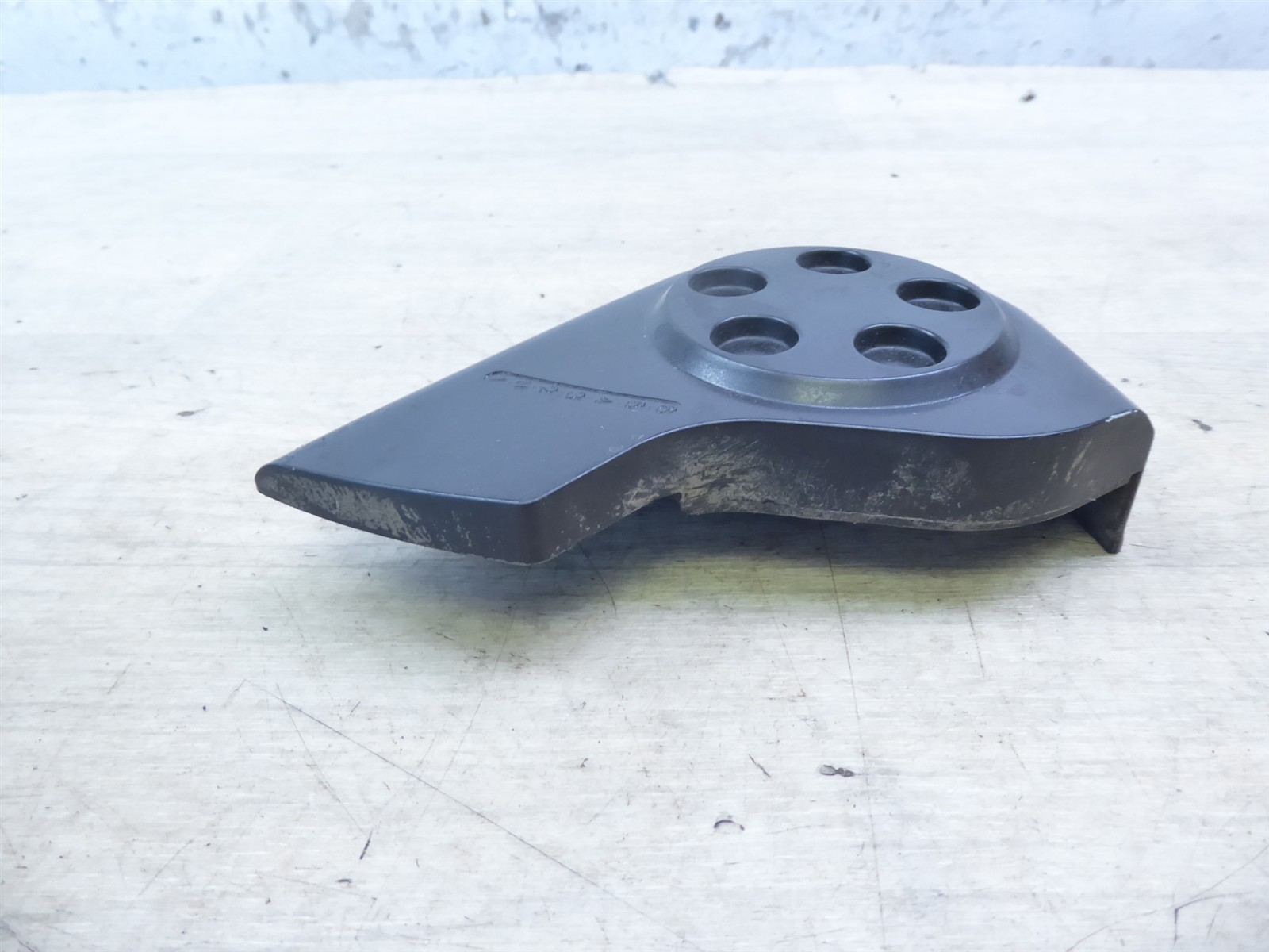 2000 Honda CBR600 F4 H20869) left side engine water pump sprocket cover