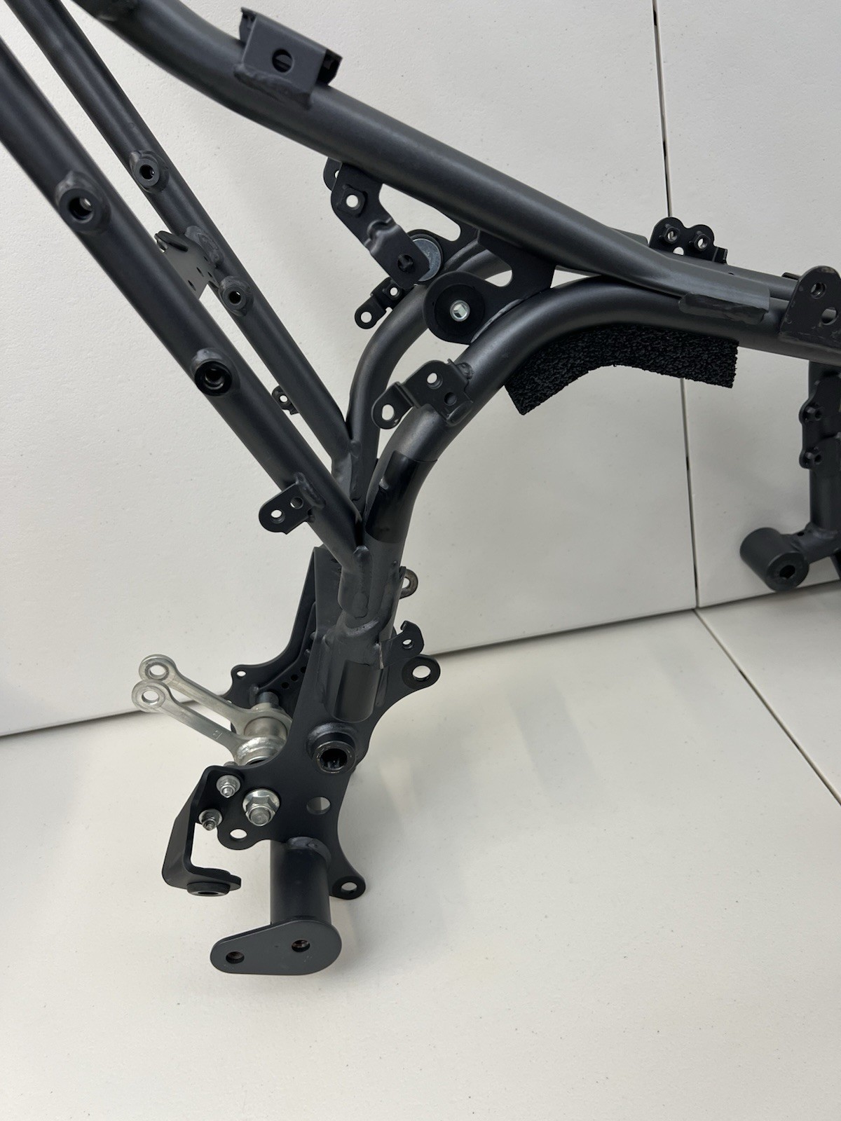 22 23 24 25 2025 Yamaha YZF-R7 YZF R7 Main Frame Chassis STRAIGHT SLVG REG OEM