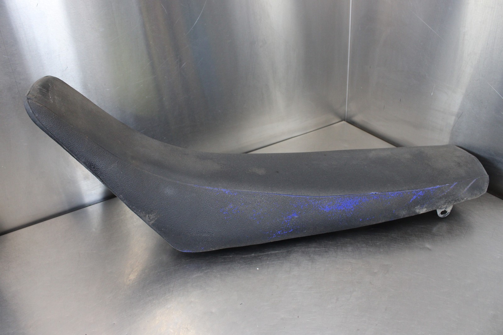09-26 YAMAHA TTR230 TTR 230 FRONT DRIVERS SEAT PAD SADDLE PILLION SPRAY PAINT