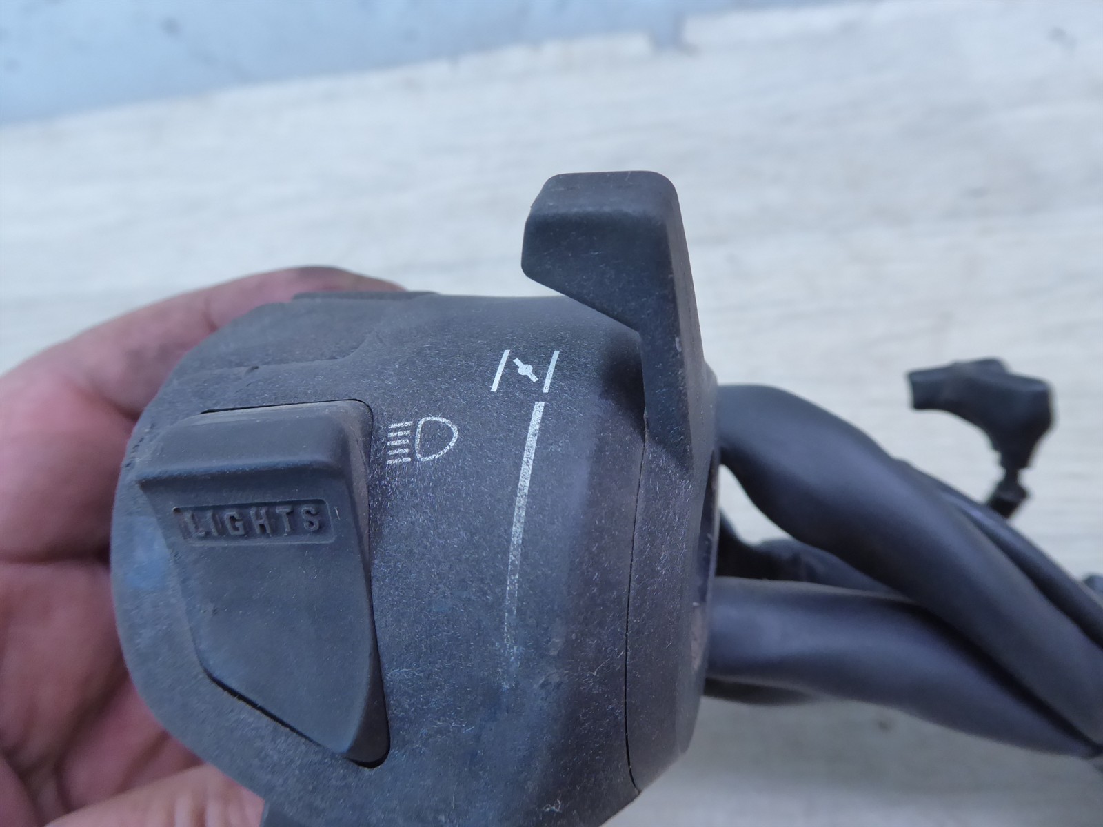 2000 Honda CBR600 F4 H20869) left hand control switches horn button choke lever