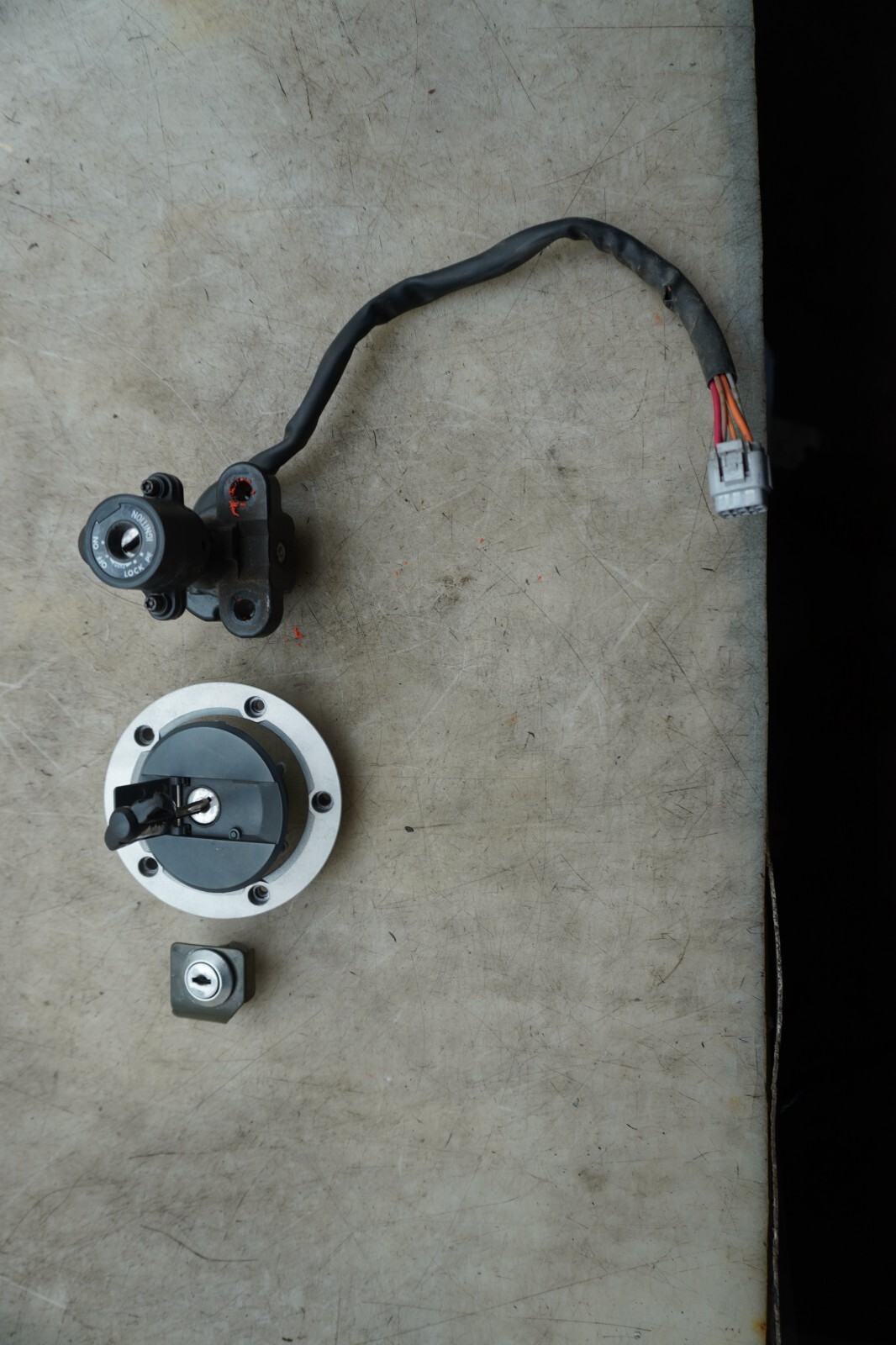 05 SUZUKI GSXR 1000 IGNITION KEY LOCKSET E-3689