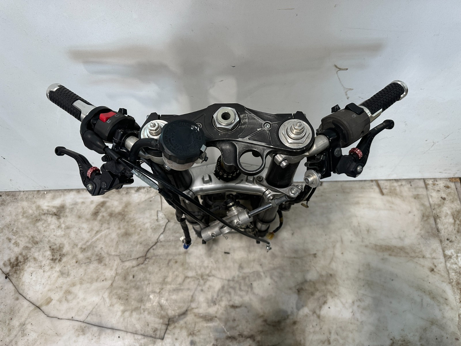 2011 09-14 YAMAHA YZF R1 FRONT END FORKS SUSPENSION HANDLEBARS TREES CALIPER ASV