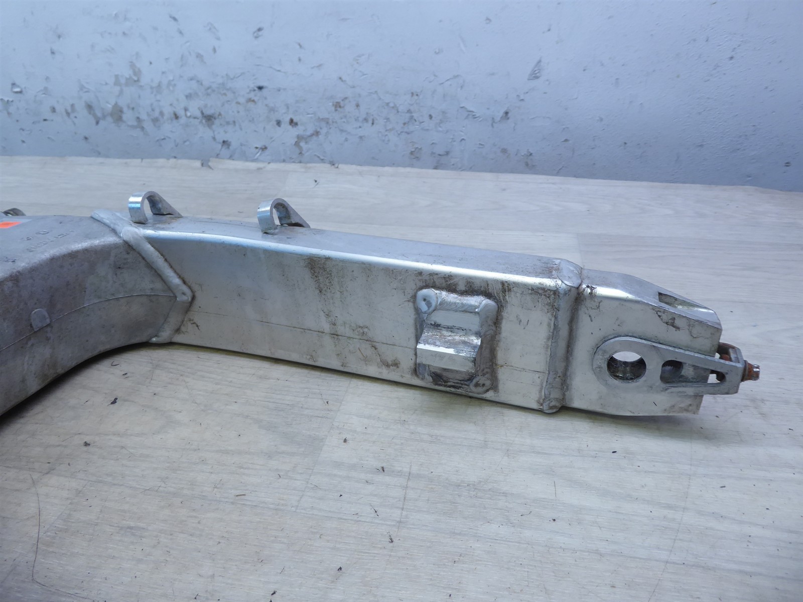 2000 Honda CBR600 F4 H20869) rear swingarm swing arm with mount bolt