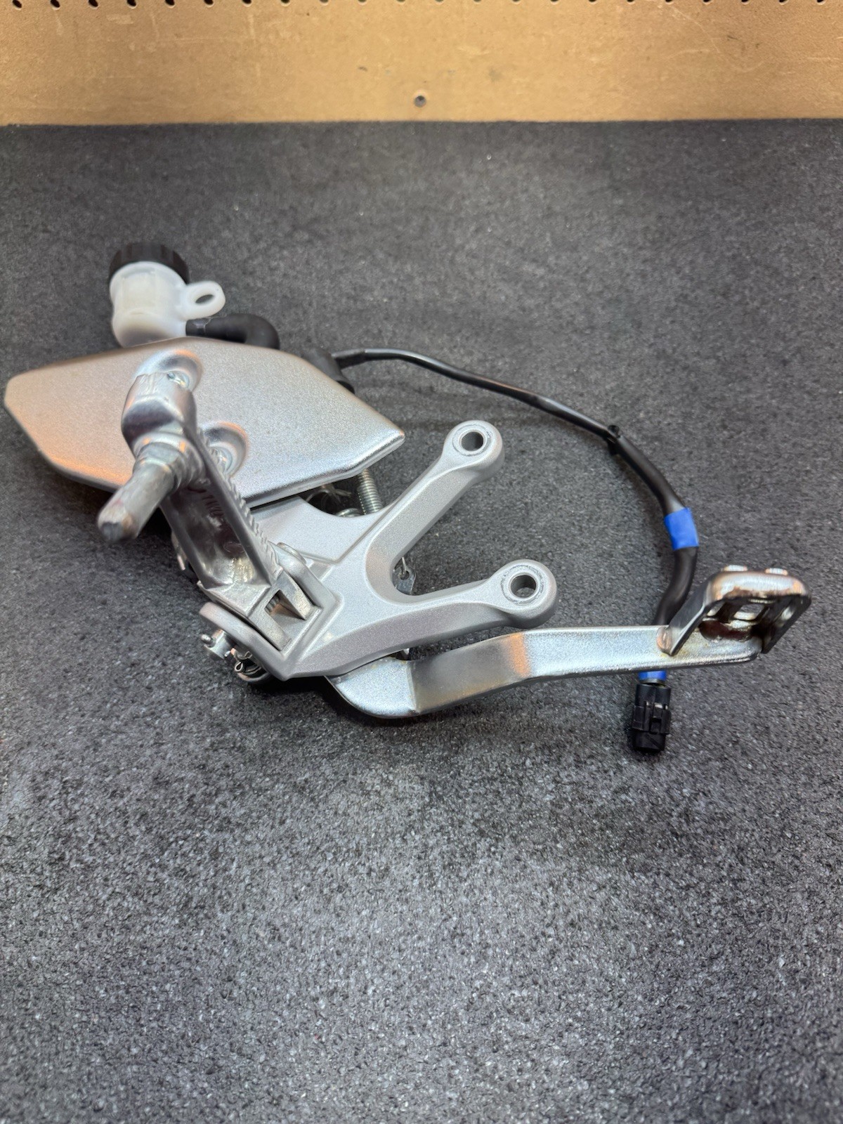 20-24 YAMAHA MT-03 RIGHT REARSET REAR SET DRIVER FOOT PEG Brake Pedal NICE