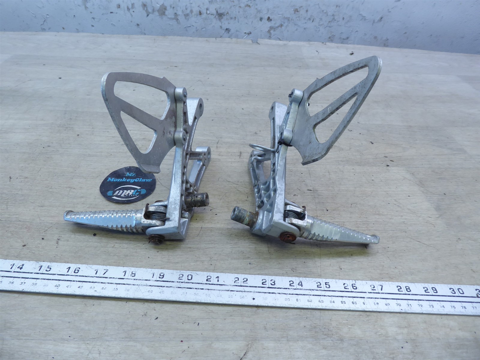 2000 Honda CBR600 F4 H20869) left and right front foot pegs set with brackets