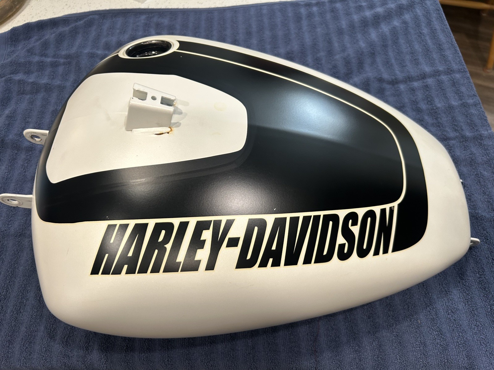 Harley-Davidson Fat Bob fatbob 2018-2021 OEM Gas Tank FXFB White Black