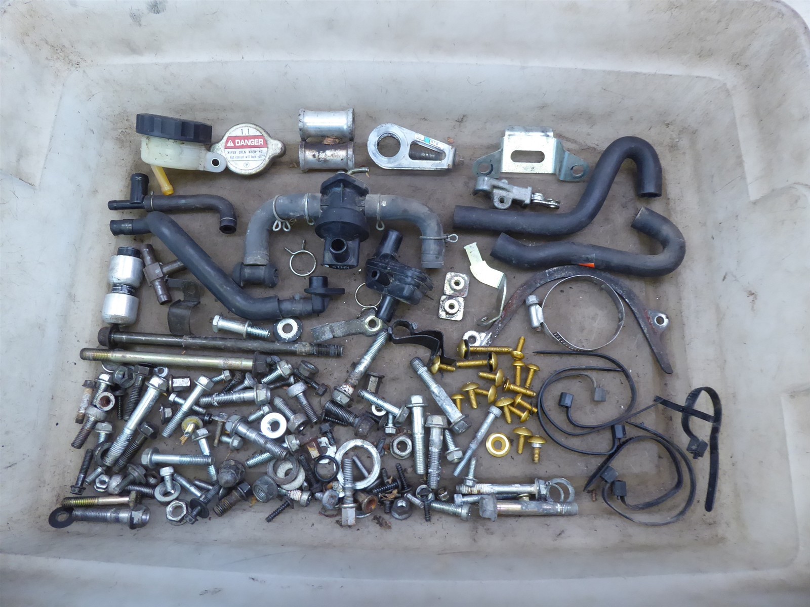 2000 Honda CBR600 F4 H20869) misc bike bolts parts mounts brackets