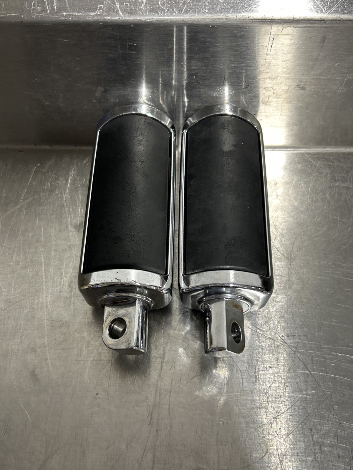 OEM Harley Davidson Sportster Dyna Softail Touring Willie G Skull Foot Pegs H70