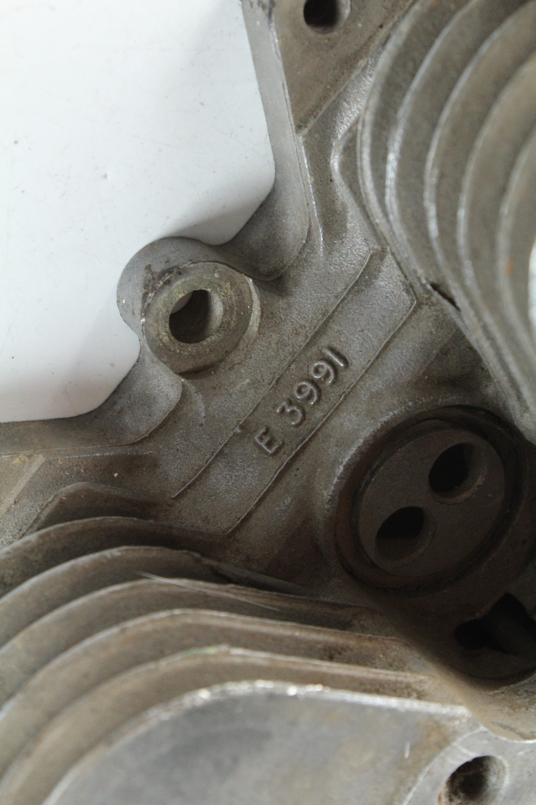 Triumph T100 500 8 Bolt Cylinder Head E3991 70-3991 BROKEN FIN x1