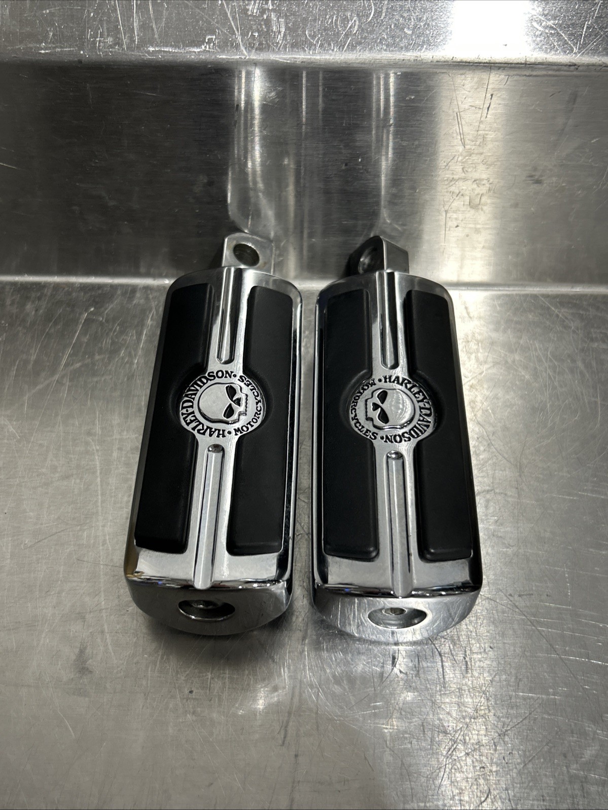 OEM Harley Davidson Sportster Dyna Softail Touring Willie G Skull Foot Pegs H70