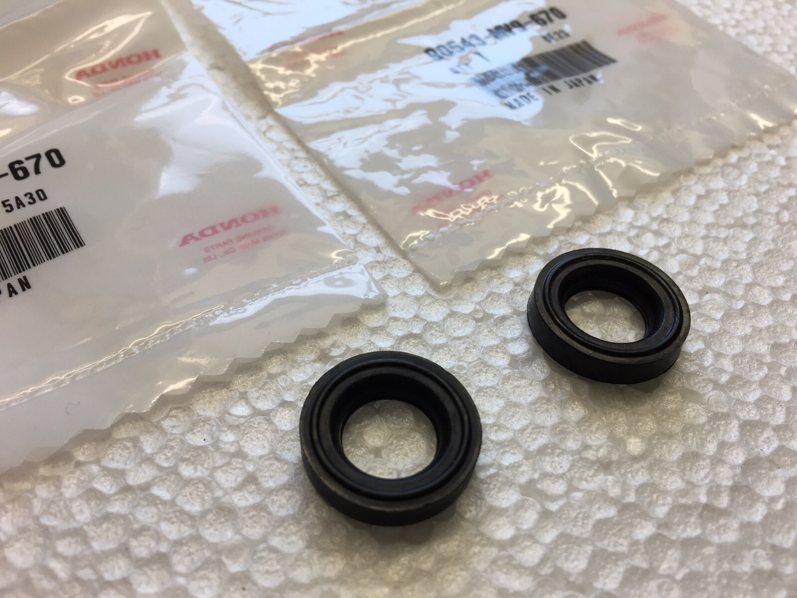 Honda NSF250R Moto3 Cylinder Head Cover RUBBER, MOUNTING 90543-MV9-670