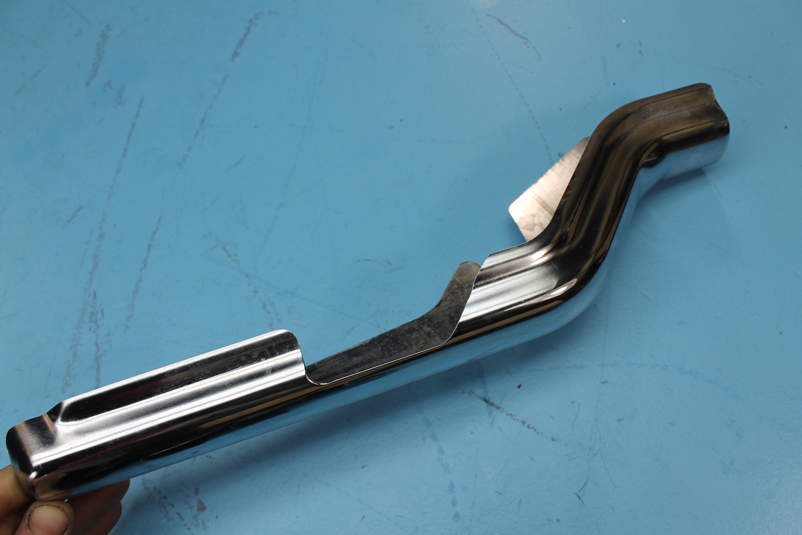 47504-97 HARLEY-DAVIDSON CHROME RIGHT REAR FENDER STRUT FRAME COVER (1)