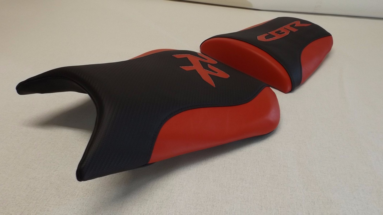 HONDA 2005/2006 CBR600RR FRONT & REAR SEAT COVERS BLACK VINYL CF TEXTURE/RED