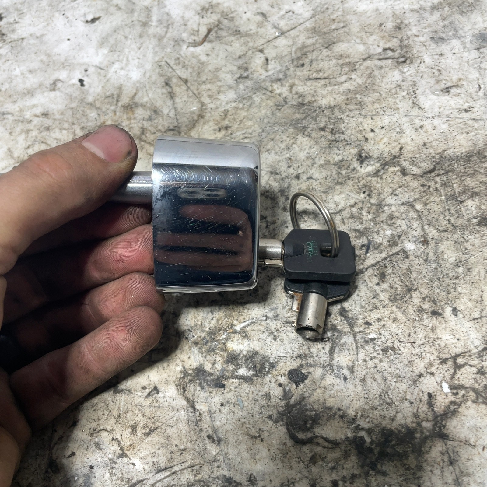 03-13 Harley Touring OEM Ignition Switch Knob w/ Two Keys Chrome