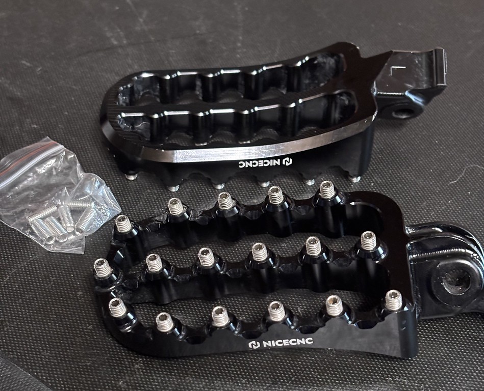NiceCNC KTM 390 Adventure / Enduro R footpegs, 2025-2026