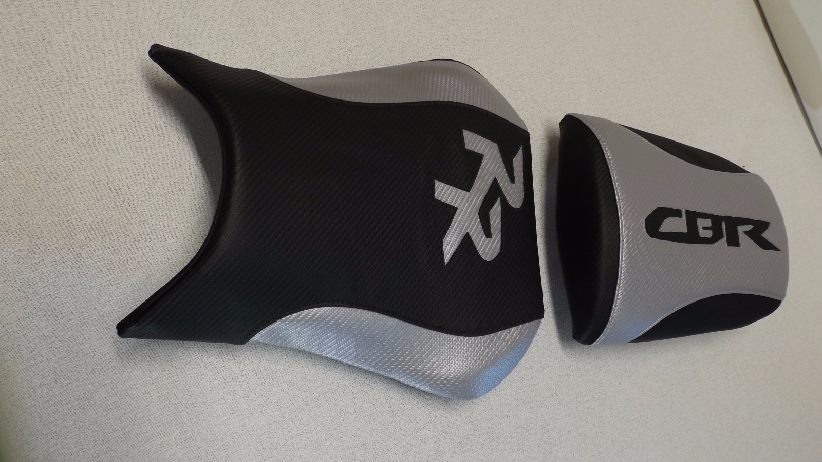 HONDA 2005/2006 CBR600RR BLACK VINYL CF TEXTURE/SILVER FRONT & REAR SEAT COVERS