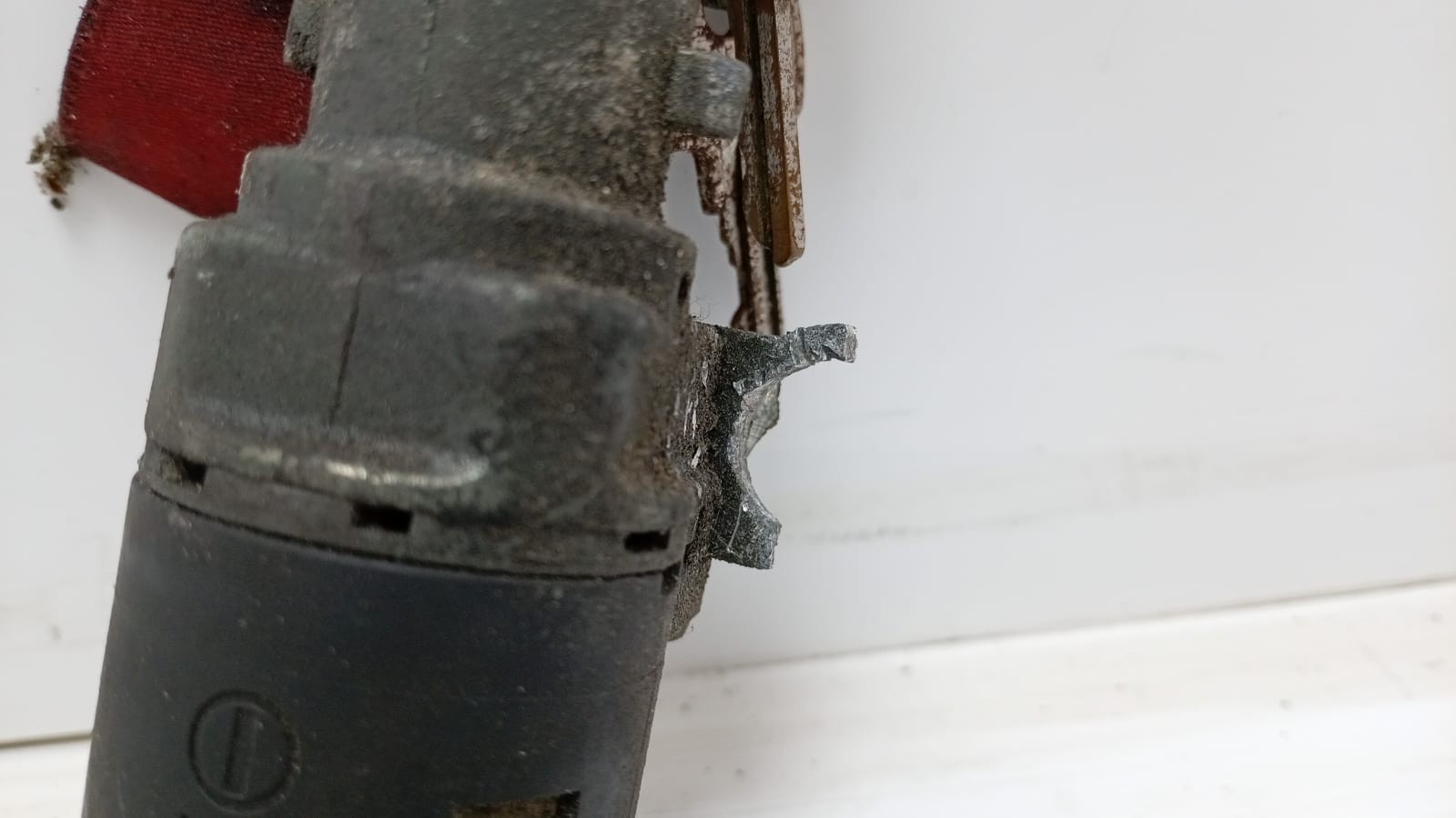 BMW C1 125 2000 IGNITION BARREL WITH KEY (MOUNT BROKEN)