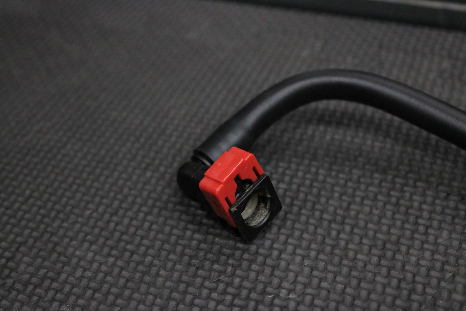 2011 KAWASAKI KX250F OEM FUEL HOSE GAS LINE CLIP 51044-0081