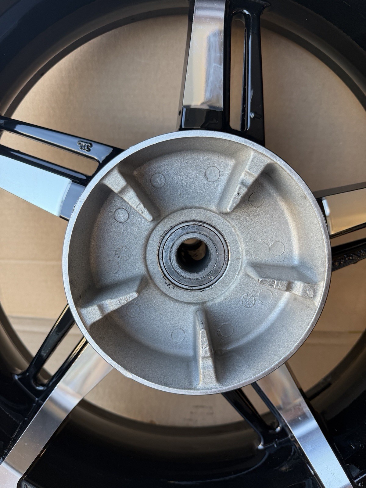 Harley-Davidson OEM 18″ x 5″ 24-up Touring Street Road Glide Rear Wheel 40900905