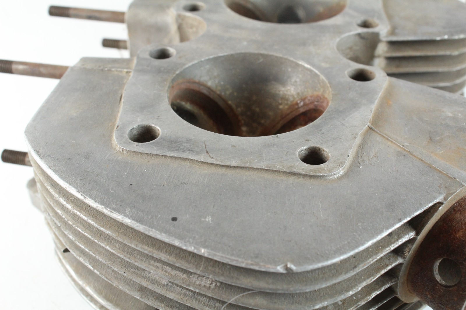 Triumph T100 500 8 Bolt Cylinder Head E3991 70-3991 BROKEN FIN x1