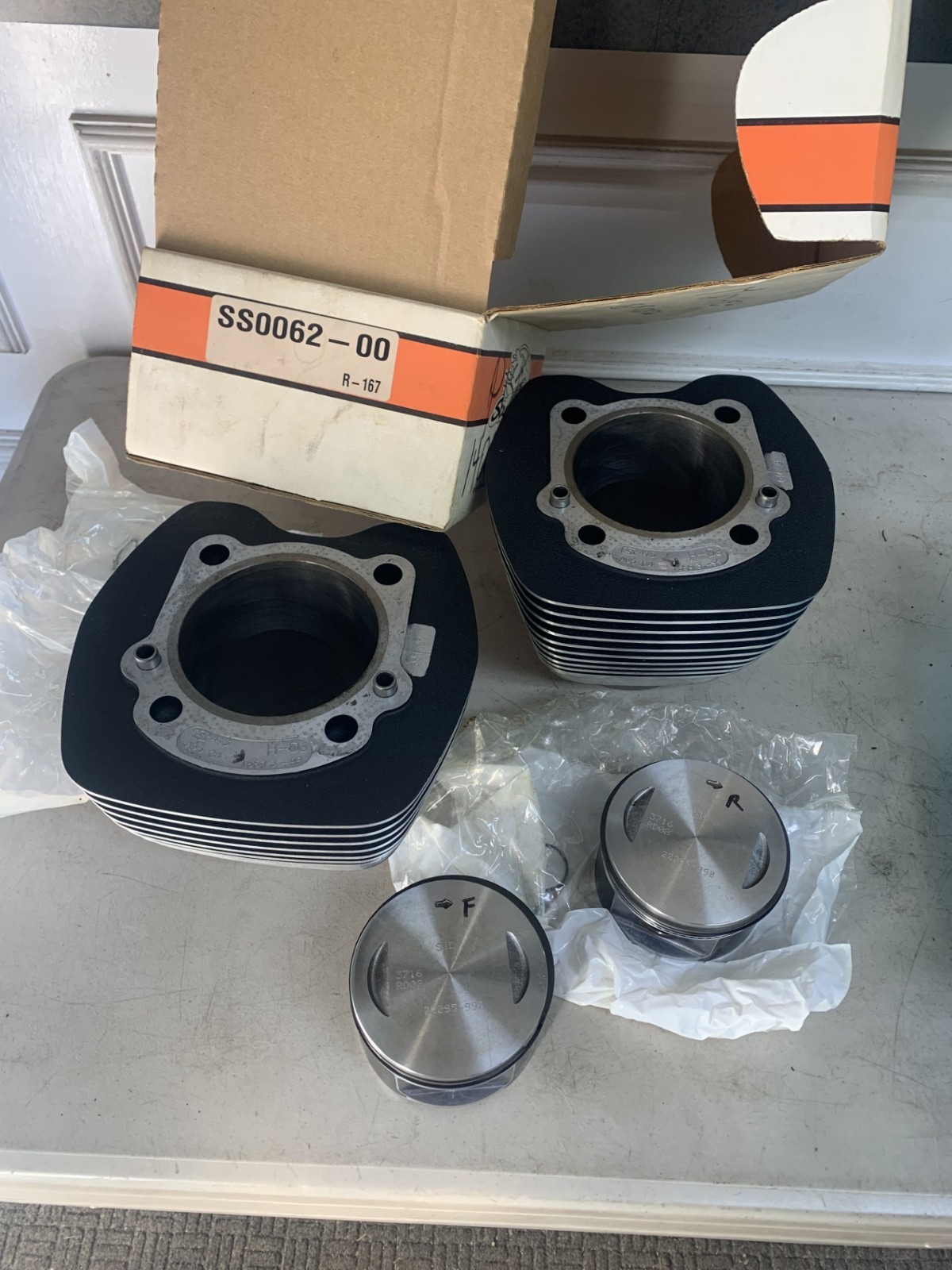 like new harley cylinders 16593-99 and pistons 22095-99b