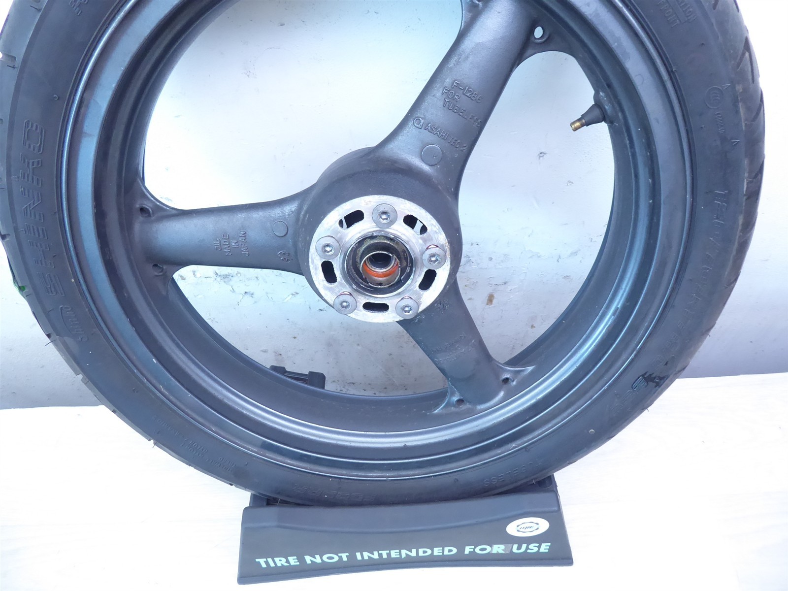 2000 Kawasaki ZR750F Zephyr K20852) black front wheel rim 17in