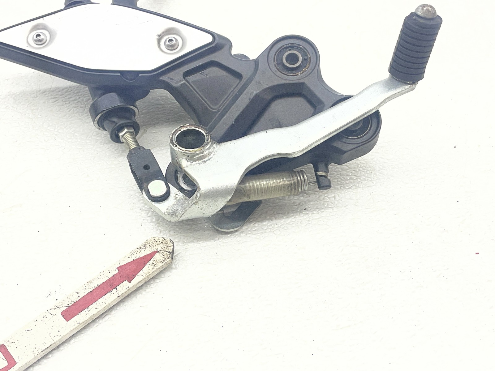11-13 YAMAHA FZ8 RIGHT REARSET REAR DRIVER FOOT PEG MOUNT BRAKE CALIPER MASTER