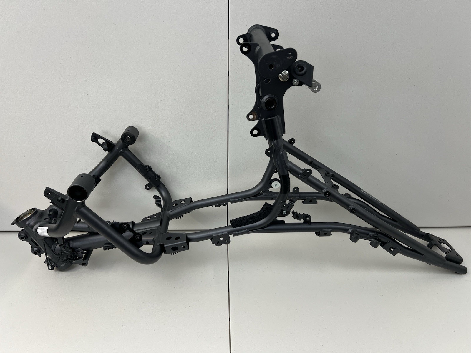 22 23 24 25 2025 Yamaha YZF-R7 YZF R7 Main Frame Chassis STRAIGHT SLVG REG OEM