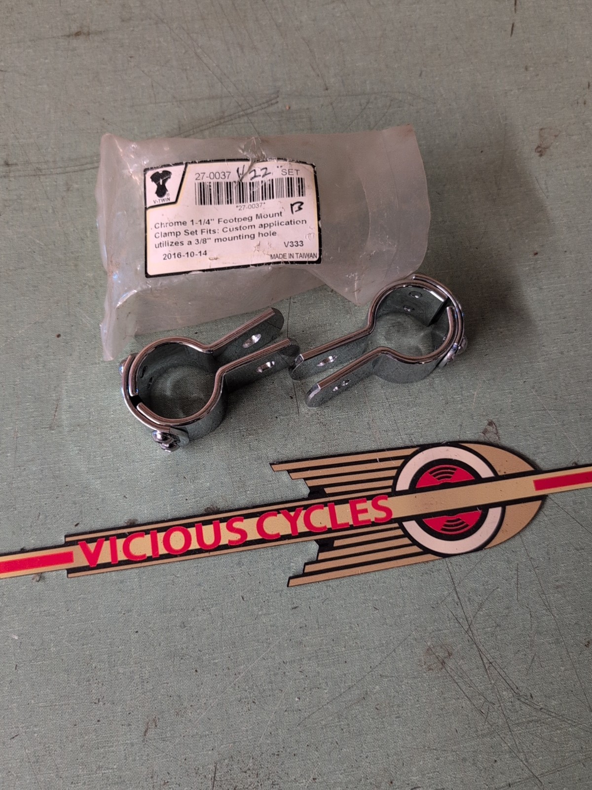 The Twin 27-0037 Chrome 1.25 In Foot Peg Mount Clamp Set