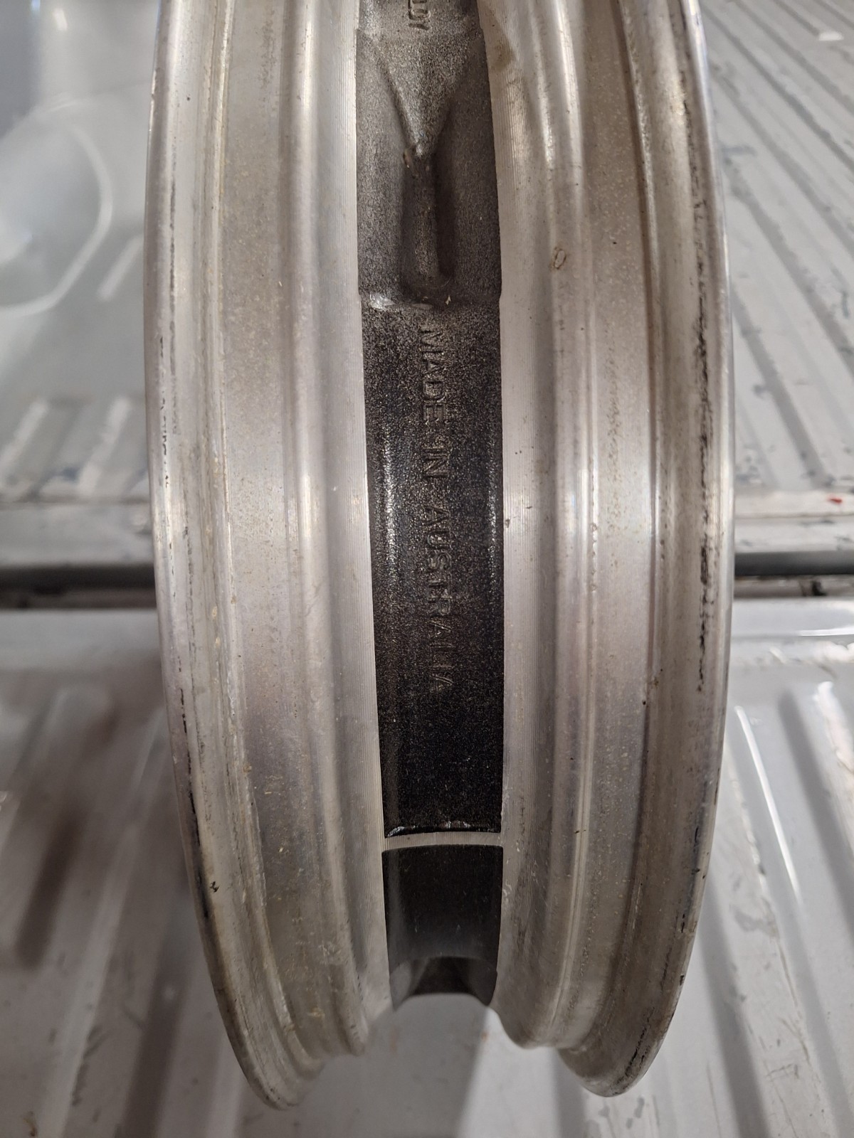 43300164 Harley-Davidson Street Glide 18×3.50 Cast 5 Spoke Rim Wheel Airstrike